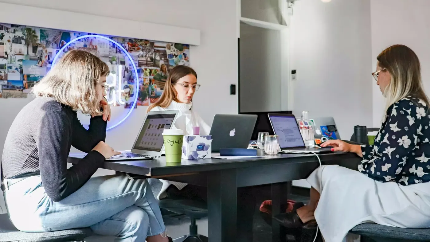 Equipo de marketing en redes sociales planificando un calendario de contenido multiplataforma y estrategia de interacción