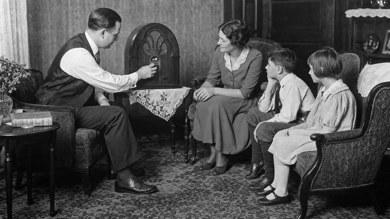 Radio Advertising & Sponsored Programming — 1920 – 1945: una representación de época de este método de marketing estadounidense.